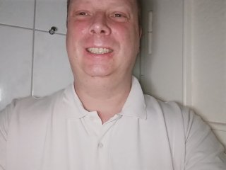 Bei Nacht leuchtet das Display-Fotolicht des Motorola Moto G72 das komplette Bild aus