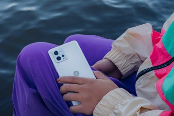 Das Motorola Moto G72 sollte besser nicht ins Wasser fallen, denn es ist nur gegen Spritzwasser geschützt