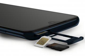 Das Motorola Moto G7 Plus kann zwei Nano-SIM-Karten und eine Speicherkarte aufnehmen