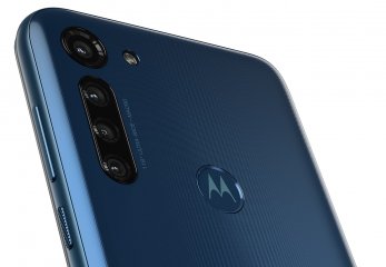 Der Fingerabdruck-Scanner ist auf der Rückseite weit genug von den vier Kameras des Motorola Moto G8 Power entfernt angebracht