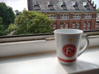 Gerade bei Aufnahmen, wo der Fokus auf den Hintergrund gelegt wird, wirkt der Bokeh-Effekt etwas zu künstlich