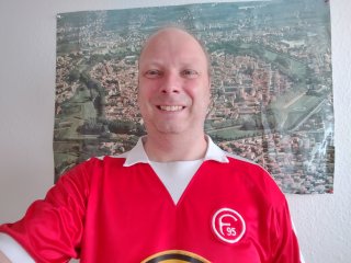 Die Acht-MP-Ultraweitwinkel-Kamera auf der Vorderseite des Motorola Moto 5 5G Plus ist für Gruppen-Selfies gedacht