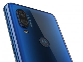 Auf der Rückseite des Motorola One Vision finden sich der Fingerabdruck-Scanner, eine 48- und eine Fünf-MP-Kamera