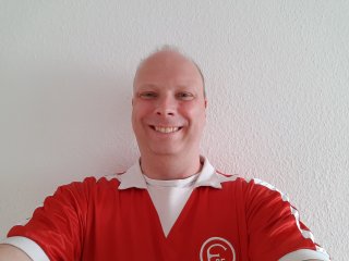 Die Selfie-Kamera arbeitet nach dem gleichen Prinzip wie die Hauptkamera und rechnet vier Pixel zu einem Pixel zusammen