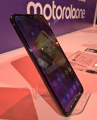 Das Gehäuse des Motorola One Zoom ist aus 3D-Satin-Glas gefertigt, das gleichzeitig robust ist und edel wirkt