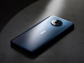 Die Rückseite des Nokia G50 ist geriffelt und recht robust gegen kleinere Stürze