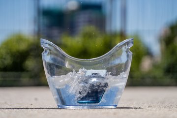 Auch ein Wasserbad kann dem Nokia XR20 nichts anhaben