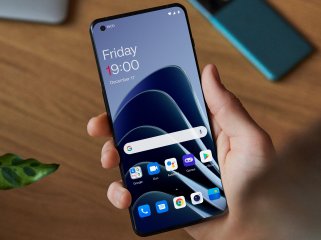 Der AMOLED-Bildschirm des OnePlus 10 Pro 5G lässt sich auch bei Sonneneinstrahlung gut ablesen