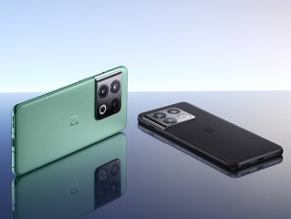 Das OnePlus 10 Pro 5G hat ein kompaktes Format und ein auffälliges Kameramodul auf der Rückseite