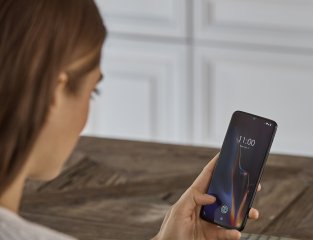 Sehr gut funktioniert die Gesichtserkennung des OnePlus 6T, aber auch der unter dem Display liegende Fingerabdruck-Scanner arbeitet erstaunlich präzise
