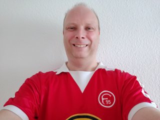 Die zweite Kamera löst mit 16 MP und schießt bei Tage schön detailreiche Selfies