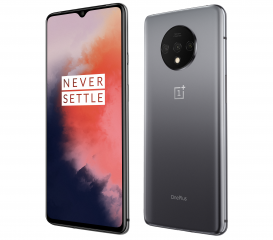 Da der Fingerabdruck-Scanner unterhalb des Displays liegt, deckt der Bildschirm fast die gesamte Vorderseite des OnePlus 7T ab. Auffällig ist das leicht erhabene Kamera-Modul.