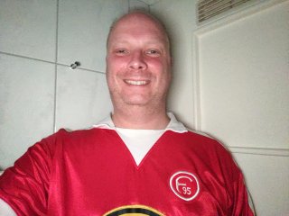 Selfies gelingen dem OnePlus 7T auch in absoluter Dunkelheit dank hellem Display-Fotolicht. Bei näherer Betrachtung ist aber eine leichte Körnung zu sehen.