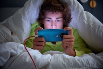 Da man auf dem OnePlus 7T gern spielt oder Videos ansieht, hält der Akku nicht allzu lange durch