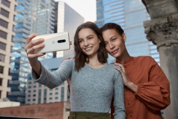 Die Pop-Up-Kamera für Selfies ist eine innovative Lösung, da so mehr Platz für das Display ermöglicht wird