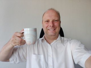 Die ausfahrbare Selfie-Kamera löst mit 16 MP auf und schießt bei Tage scharfe Fotos