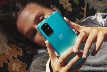 Das Gehäuse des OnePlus 8T ist gut verarbeitet, aber leider weder wasser- noch staubdicht