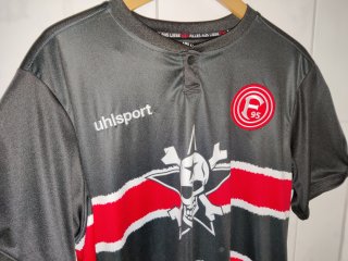 Nachtaufnahme: Bis auf das zu sehr akzentuierte Rot des Fortuna-Düsseldorf-Logos sieht das Tote-Hosen-Trikot des Traditionsvereins farbecht aus