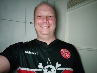 Selfies gelingen mit dem OnePlus 8T auch im Dunklen, doch bei näherem Hinsehen entdeckt man leichte Unschärfen