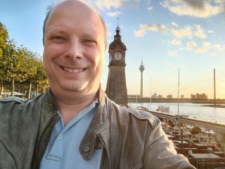 Auch wenn das OnePlus 8T keine zweite Frontkamera für Gruppen-Selfies bietet, ist die Qualität der 16-MP-Frontkamera richtig gut