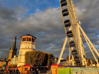 Auch bei hohen Kontrasten zwischen hellem Düsseldorfer Schlossturm und schon ein wenig dunklem Abendhimmel macht die 64-MP-Hauptkamera des OnePlus 8T eine gute Figur