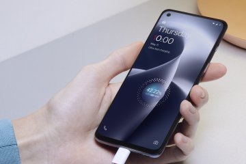 Das AMOLED-Display des OnePlus Nord 2T 5G hat eine energieintensive hohe Helligkeit. weswegen es praktisch ist, dass man das Smartphone schnell aufladen kann