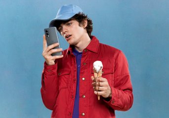 Um das OnePlus Nord 2 mit einer Hand steuern zu können, braucht man schon große Hände