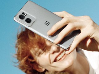 Auch bei direkter Sonneinstrahlung dimmt das Display des OnePlus Nord CE 2 5G nicht zu stark herunter