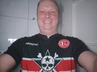 Für Nacht-Selfies verfügt das OnePlus Nord 2 CE 5G über eine gut ablesbare Display-Vorschau