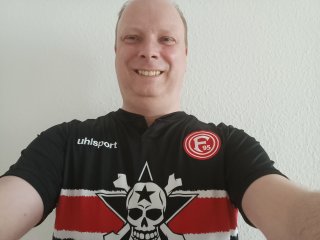 Tag-Selfies des OnePlus Nord 2 CE 5G wirken auch in Innenräumen ausgewogen