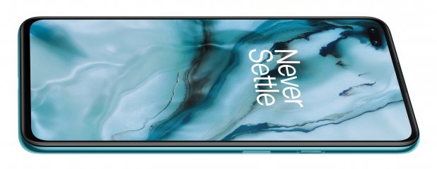 Die beiden Frontkameras sind im Display des OnePlus Nord integriert und auf der rechten Gehäuseseite liegt der Alert-Slider