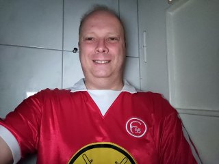Auch im Dunklen gelingen Selfies mit dem OnePlus Nord N10 5G recht gut, doch bei genauerem Hinsehen fällt eine leichte Körnung auf