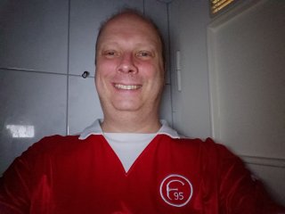 Für Selfies im Dunkeln steht dem Oppo A73 5G zwar nur ein Display-Fotolicht zur Verfügung, doch dieses ist ausreichend hell ausgefallen