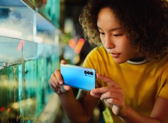 Die Rückseite des Oppo Reno4 Pro 5G ist matt gehalten und damit immun gegen hässliche Fingerabdrücke, die beispielsweise beim Fotografieren entstehen können