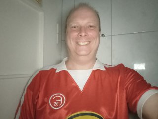 Trotz leichter Körnungen geht auch die Qualität von Nacht-Selfies des realme GT Neo 2 in Ordnung