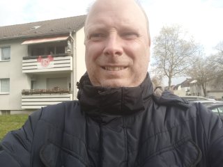 Die Frontkamera des realme GT Neo 2 schießt gute Bilder, hat aber mit Überblendungen zu kämpfen
