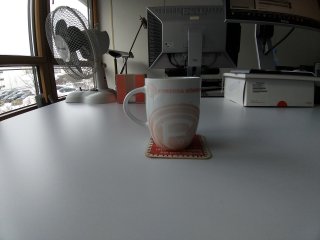 Im automatischen Modus kann man die Fortuna-Tasse im Weitwinkel fotografieren, muss dann aber mit Verzerrungen am Bildrand leben
