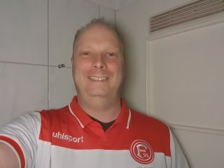 Dank eines hellen Display-Fotolichts sind Selfies für das Samsung Galaxy Note 10+ bis auf ein paar Unschärfen am Rand kein Problem