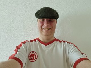 Im Weitwinkel-Modus kann die Zehn-MP-Selfie-Kamera des Samsung Galaxy S21 den ganzen Oberkörper einer Person oder ggf. Gruppen einfangen