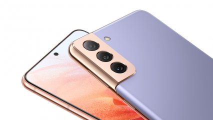 Das Samsung Galaxy S21 (rechts) sieht dem Samsung Galaxy S21+ sehr ähnlich, ist aber deutlich kleiner