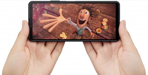 Dank seines kompakten Formats liegt das Sony Xperia 10 III gut in der Hand
