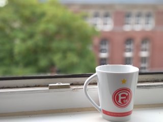 Bokeh-Bilder sind für das Sony Xperia 10 II in der Regel kein Problem, wenn das nahe Objekt - in diesem Fall eine Fortuna-Düssleldorf-Tasse - scharf dargestellt werden soll