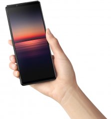 Aufgrund seines relativ schmalen Displays kann man das Sony Xperia 1 II zwar in der Hand halten, aber für die Ein-Hand-Steuerung ist es dann doch zu groß