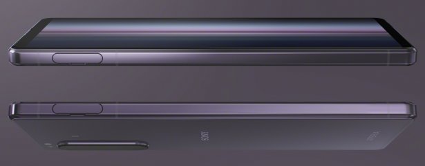 Den Karten-Slot an der linken Gehäuseseite kann man mit dem Fingernagel öffnen. Die Seiten des Sony Xperia 1 II sind so kantig, dass das Smartphone auf eine Tischplatte abgestellt werden kann.