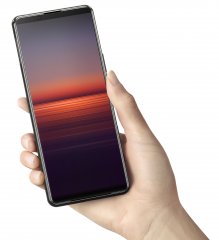 Mit seinen kompakten Abmessungen und seinem geringen Gewicht sticht das Sony Xperia 5 II aus der Masse heraus