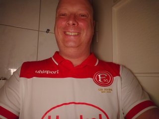Nacht-Selfies des Sony Xperia 5 IV sind zwar nicht so hell ausgeleuchtet wie bei der Konkurrenz, aber sie stellen Farben recht naturgetreu dar