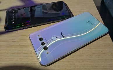 Das TCL Plex ist in Schwarz und Weiß verfügbar