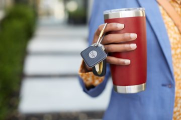 Die Bluetooth-Tracker von Tile kann man auch an seinen Kaffeebecher anhängen, um diesen wiederzufinden