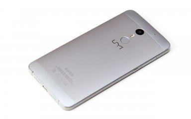 UMI Super 4G: Auf der Rückseite finden sich eine 13-Megapixel-Kamera samt Dual-LED-Blitz und ein Fingerabdruck-Sensor