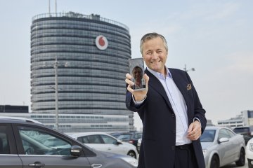 Vodafone-Deutschland-Chef Hannes Ametsreiter war der erste Mensch in Deutschland, der ein 5G-Telefonat führen durfte